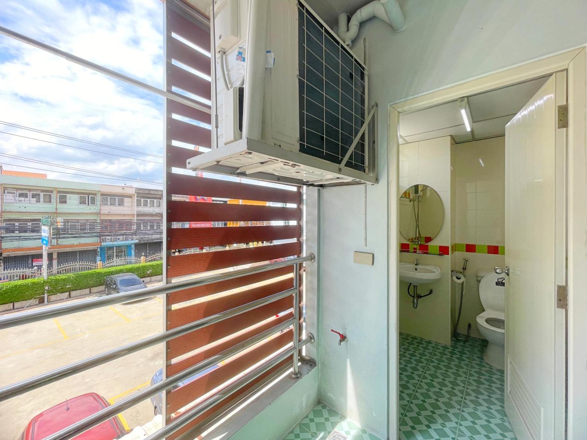 Nicha Residence Hotel Бангкок Екстер'єр фото