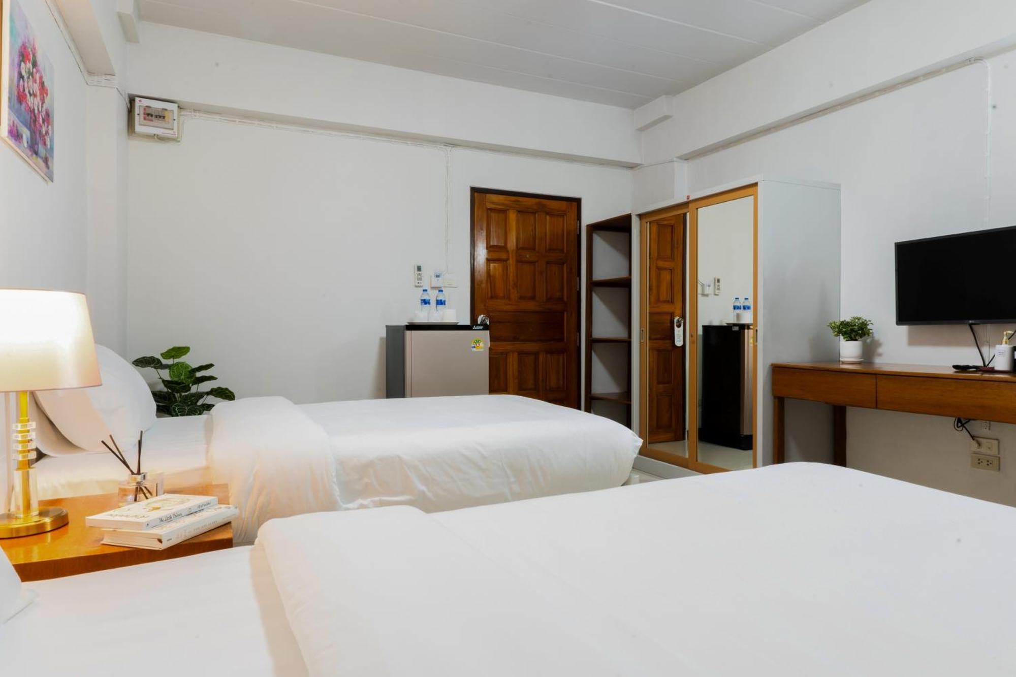 Nicha Residence Hotel Бангкок Екстер'єр фото